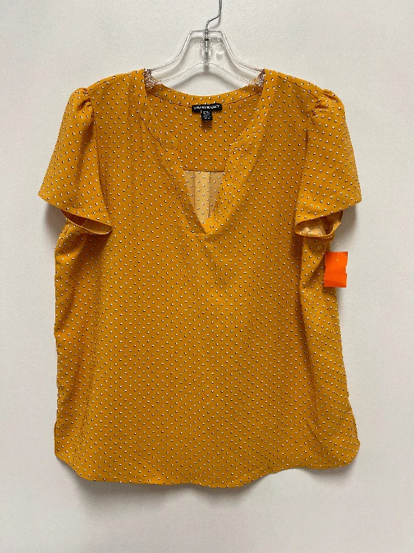 Top Short Sleeve By Hilary Radley In Yellow, Size: M Luxurious Men's High
